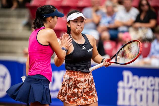 230715 Su Jeong Jang, Koreas och Eri Hozumi, Japan deppar under damernas dubbelfinal under dag 6 av WTA, Tennis Damen Nordea Open den 15 juli 2023 i Bastad. Copyright: NICLASxJÖNSSON BB230715NO025