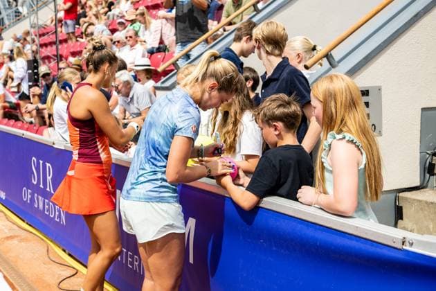 230715 Panna Udvardy, Ungern och Irina Khromacheva, Rysslands skriver autografer efter damernas dubbelfinal under dag 6 av WTA, Tennis Damen Nordea Open den 15 juli 2023 i Bastad. Copyright: NICLASxJÖNSSON BB230715NO027