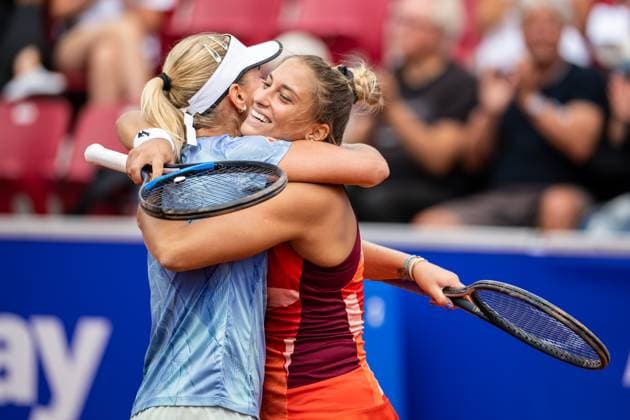 230715 Irina Khromacheva, Rysslands och Panna Udvardy, Ungern jublar efter damernas dubbelfinal under dag 6 av WTA, Tennis Damen Nordea Open den 15 juli 2023 i Bastad. Copyright: NICLASxJÖNSSON BB230715NO028