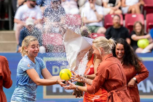 230715 Irina Khromacheva, Rysslands och Panna Udvardy, Ungern jublar efter damernas dubbelfinal under dag 6 av WTA, Tennis Damen Nordea Open den 15 juli 2023 i Bastad. Copyright: NICLASxJÖNSSON BB230715NO029