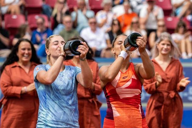 230715 Irina Khromacheva, Rysslands och Panna Udvardy, Ungern jublar efter damernas dubbelfinal under dag 6 av WTA, Tennis Damen Nordea Open den 15 juli 2023 i Bastad. Copyright: NICLASxJÖNSSON BB230715NO030