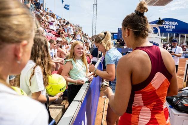 230715 Irina Khromacheva, Rysslands och Panna Udvardy, Ungern skriver autografer efter damernas dubbelfinal under dag 6 av WTA, Tennis Damen Nordea Open den 15 juli 2023 i Bastad. Copyright: NICLASxJÖNSSON BB230715NO031