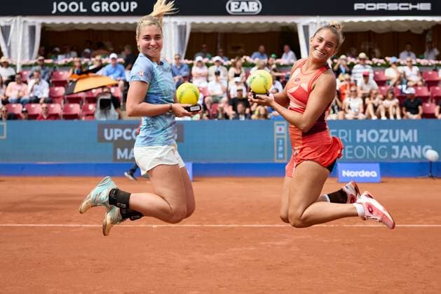 BÅSTAD 20230715 Irina Khromacheva och Panna Udvardy fran Ungern jublar efter dubbelfinalen under tennisturneringen Nordea Open i Bastad. BÅSTAD SVERIGE Tennis x11830x