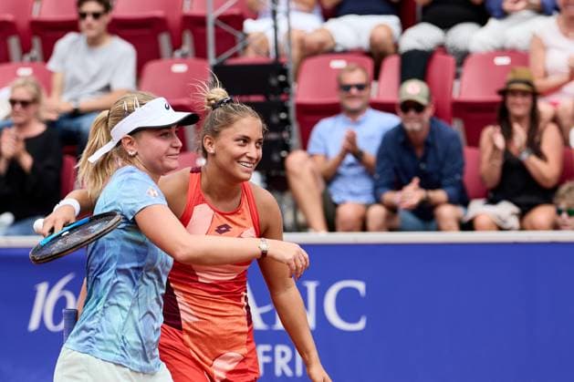 BÅSTAD 20230715 Irina Khromacheva och Panna Udvardy fran Ungern jublar efter dubbelfinalen under tennisturneringen Nordea Open i Bastad. BÅSTAD SVERIGE Tennis x11830x