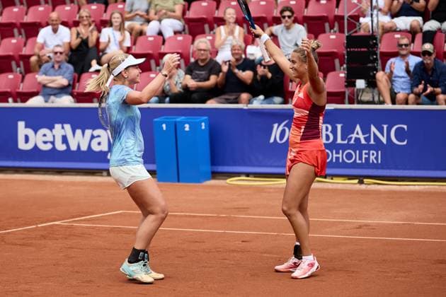 BÅSTAD 20230715 Irina Khromacheva och Panna Udvardy fran Ungern jublar efter dubbelfinalen under tennisturneringen Nordea Open i Bastad. BÅSTAD SVERIGE Tennis x11830x