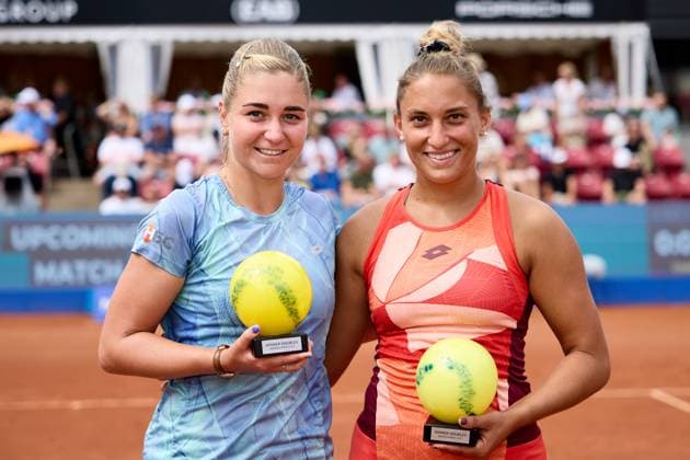 BÅSTAD 20230715 Irina Khromacheva och Panna Udvardy fran Ungern jublar efter dubbelfinalen under tennisturneringen Nordea Open i Bastad. BÅSTAD SVERIGE Tennis x11830x
