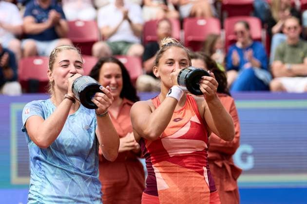 BÅSTAD 20230715 Irina Khromacheva och Panna Udvardy fran Ungern jublar efter dubbelfinalen under tennisturneringen Nordea Open i Bastad. BÅSTAD SVERIGE Tennis x11830x