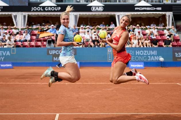 BÅSTAD 20230715 Irina Khromacheva och Panna Udvardy fran Ungern jublar efter dubbelfinalen under tennisturneringen Nordea Open i Bastad. BÅSTAD SVERIGE Tennis x11830x