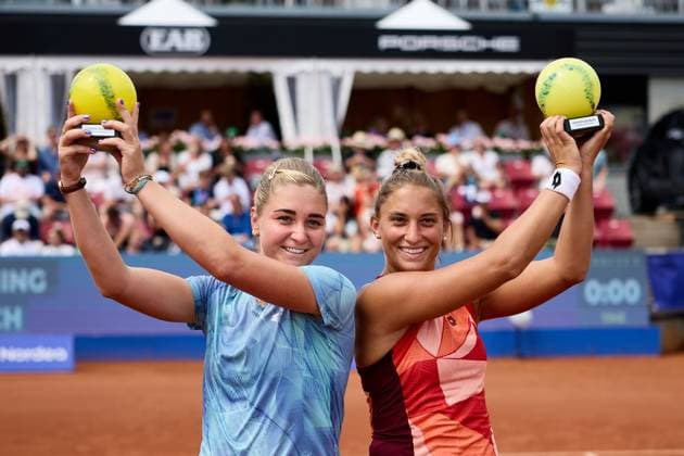 BÅSTAD 20230715 Irina Khromacheva och Panna Udvardy fran Ungern jublar efter dubbelfinalen under tennisturneringen Nordea Open i Bastad. BÅSTAD SVERIGE Tennis x11830x