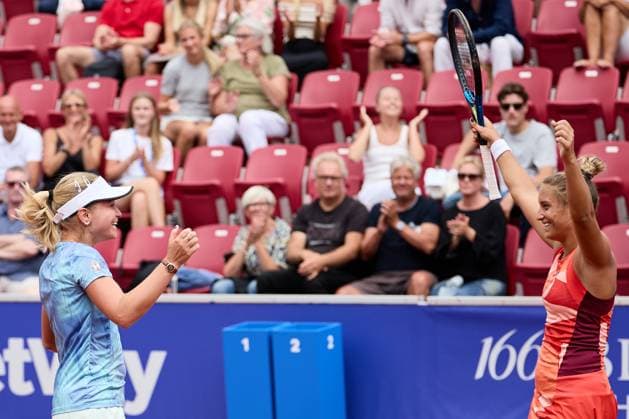 BÅSTAD 20230715 Irina Khromacheva och Panna Udvardy fran Ungern jublar efter dubbelfinalen under tennisturneringen Nordea Open i Bastad. BÅSTAD SVERIGE Tennis x11830x