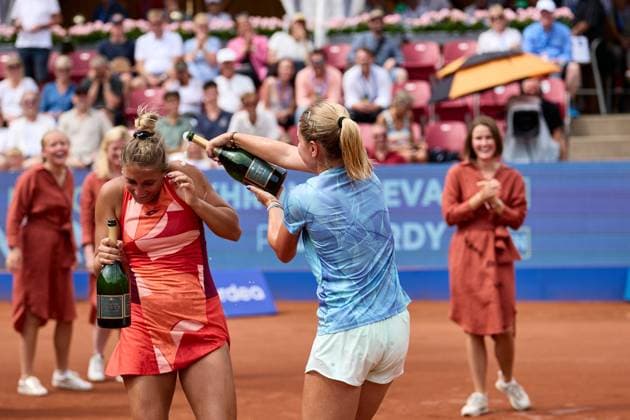 BÅSTAD 20230715 Irina Khromacheva och Panna Udvardy fran Ungern jublar efter dubbelfinalen under tennisturneringen Nordea Open i Bastad. BÅSTAD SVERIGE Tennis x11830x