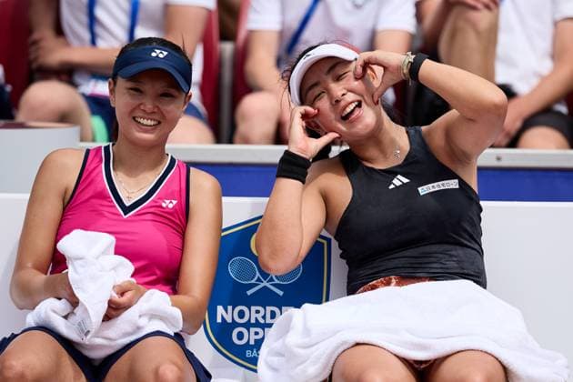 BÅSTAD 20230715 Su Jeong Jang, Sydkorea, och Eri Hozumi, Japan, efter dubbelfinalen under tennisturneringen Nordea Open i Bastad. BÅSTAD SVERIGE Tennis x11830x