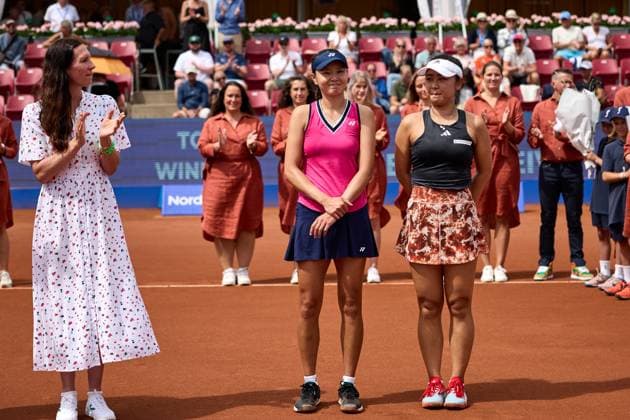 BÅSTAD 20230715 Su Jeong Jang, Sydkorea, och Eri Hozumi, Japan, efter dubbelfinalen under tennisturneringen Nordea Open i Bastad. BÅSTAD SVERIGE Tennis x11830x