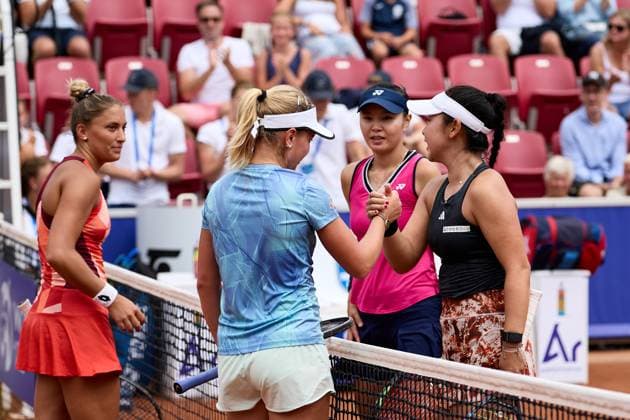 BÅSTAD 20230715 Irina Khromacheva, Panna Udvardy, Su Jeong Jang och Eri Hozumi efter dubbelfinalen under tennisturneringen Nordea Open i Bastad. BÅSTAD SVERIGE Tennis x11830x
