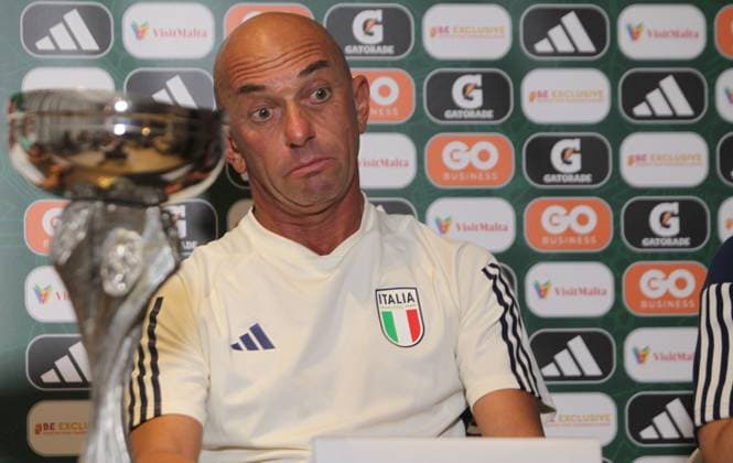 15.07.2023 Saint Pawl s Bay(Malta) Spain-Italy European U19 U-19 Under-19 championship men s football press conference, PK, Pressekonferenz in Hotel AX Odycy day before final Alberto Bollini Italy head coach beside U19 U-19 Under-19 European champion trophy :