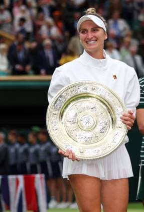 Mandatory Credit: Photo by Ella Ling Shutterstock (14010522cj) Marketa Vondrousova lifts the Venus Rosewater Dish after victory in the Ladies Singles final Wimbledon Tennis Championships, Day 13, The All England Lawn Tennis and Croquet Club, London, UK - 15 Jul 2023 Wimbledon Tennis Championships, Day 13, The All England Lawn Tennis and Croquet Club, London, UK - 15 Jul 2023  Copyright: xEllaxLing Shutterstockx 14010522cj