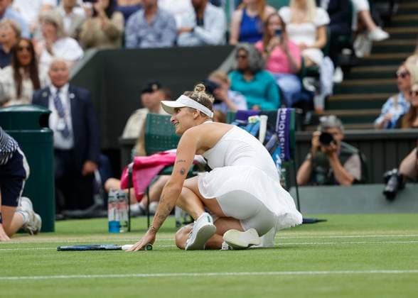 Marketa Vondrousova laesst sich zu Boden fallen nach dem Matchball, Finale, Endspiel Copyright: xJuergenxHasenkopfx