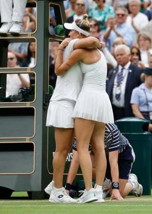 Ons Jabeur umarmt die Siegerin Marketa Vondrousova, Emotion Finale, Endspiel Copyright: xJuergenxHasenkopfx