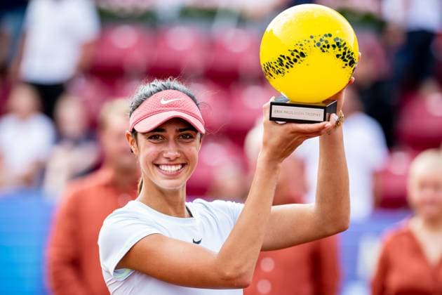 230715 Olga Danilovic, Serbien, jublar med pokalen under prisutdelningen för damernas final under dag 6 av WTA, Tennis Damen Nordea Open den 15 juli 2023 i Bastad. Copyright: NICLASxJÖNSSON BB230715NO076
