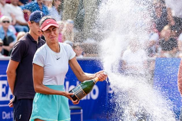 230715 Olga Danilovic, Serbien sprutar champagne efter damernas final under dag 6 av WTA, Tennis Damen Nordea Open den 15 juli 2023 i Bastad. Copyright: NICLASxJÖNSSON BB230715NO082