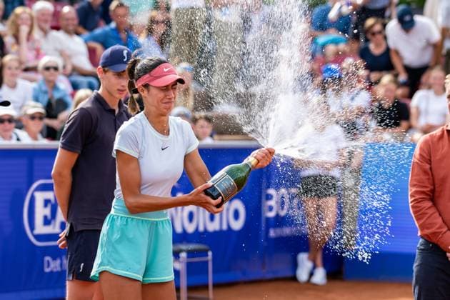 230715 Olga Danilovic, Serbien sprutar champagne efter damernas final under dag 6 av WTA, Tennis Damen Nordea Open den 15 juli 2023 i Bastad. Copyright: NICLASxJÖNSSON BB230715NO089