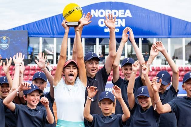 230715 Olga Danilovic, Serbien jublar tillsammans med bollkallarna efter damernas final under dag 6 av WTA, Tennis Damen Nordea Open den 15 juli 2023 i Bastad. Copyright: NICLASxJÖNSSON BB230715NO092