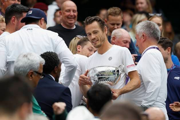 Wesley Koolhof mit dem Pokal, Trophäe bei seinem Team in der Spielerloge, Freude, Emotion, Herren Doppel, Finale, Endspiel Copyright: xJuergenxHasenkopfx