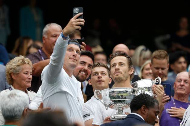 Wesley Koolhof mit dem Pokal, Trophäe bei seinem Team in der Spielerloge machen ein Selfie, Freude, Emotion, Herren Doppel, Finale, Endspiel Copyright: xJuergenxHasenkopfx
