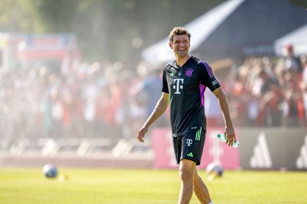 Sport Themen der Woche KW28 Fußball: Trainingslager von Bayern München am 15.07.23, Saison 2023 2024 in Rottach-Egern. Münchens Thomas Müller betritt den Platz. *** Soccer training camp of Bayern Munich on 15 07 23, season 2023 2024 in Rottach Egern Munichs Thomas Mueller enters the field Copyright: xKirchner DavidxInderliedx