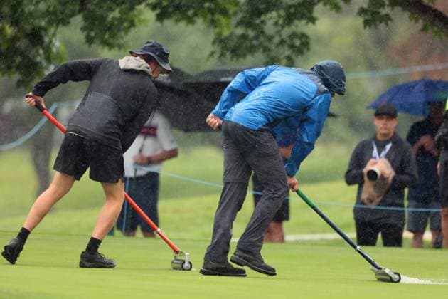 DANA Open Groundskeepers push water off of the 8th green during rainshowers during the third round of the Dana Open golf tournament at Highland Meadows Golf Club in Sylvania, Ohio USA, on Saturday, July 15, 2023. Sylvania Ohio United States  Copyright: xAmyxLemusx originalFilename:lemus-danaopen230715_npk0n.jpg