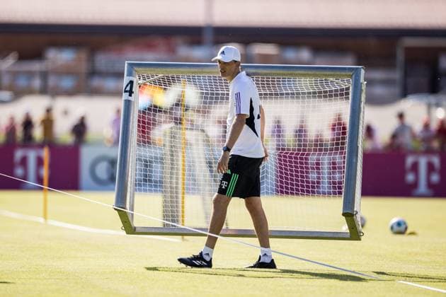 Oeffentliches Training FC Bayern Muenchen; 15.07.2023 Thomas Tuchel (Trainer FC Bayern Muenchen) baut das Training auf und traegt ein Tor Oeffentliches Training FC Bayern Muenchen; Sportplatz Rottach-Egern, 15.07.2023 Copyright: xBEAUTIFULxSPORTS Wunderlx