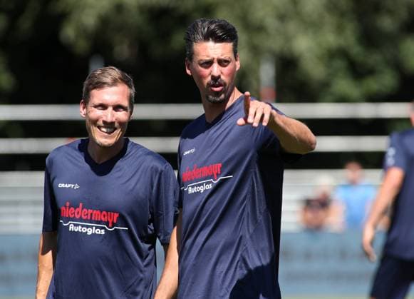 Brannenburg, Deutschland 15. Juli 2023: Fussball, Herren, Peak Performer - Bananenflanker Legenden, Benefizspiel, Top on Mountain Hannes Wolf (Peak Performer Stiftung) (li.) mit Sandro Wagner (Peak Performer Stiftung) (re.) im Gespräch, zeigen, deuten
