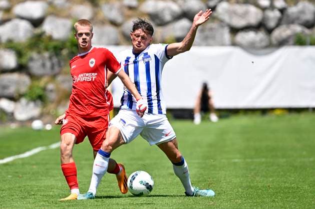 Royal Antwerp FC v Hertha BSC - Preseason SAALFELDEN, AUSTRIA - JULY 16 : Vermeeren Arthur midfielder of Antwerp FC battles for the ball with Fabian Reese midfielder of Hertha BSC during a friendly game between Royal Anwerp FC and Hertha Berlin SC on day 7 of their summer training camp on July 16, 2023 in Saalfelden, Austria, 16 07 2023 Saalfelden Austria  Copyright: xPeterxDexVoechtx