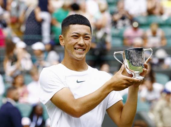 Tennis: Wimbledon championships Tokito Oda of Japan poses with the victor s trophy after defeating Britain s Alfie Hewett in the men s wheelchair singles final at the Wimbledon tennis tournament in London on July 16, 2023.  A14AA0001686108P  