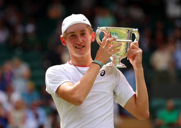 Mandatory Credit: Photo by Ella Ling Shutterstock (14011309bw) Henry Searle of Great Britain celebrates with the trophy, winning the Boy s Junior Championships at Wimbledon. The first Brit in 61 years. Wimbledon Tennis Championships, Day 14, The All England Lawn Tennis and Croquet Club, London, UK - 16 Jul 2023 Wimbledon Tennis Championships, Day 14, The All England Lawn Tennis and Croquet Club, London, UK - 16 Jul 2023  Copyright: xEllaxLing Shutterstockx 14011309bw