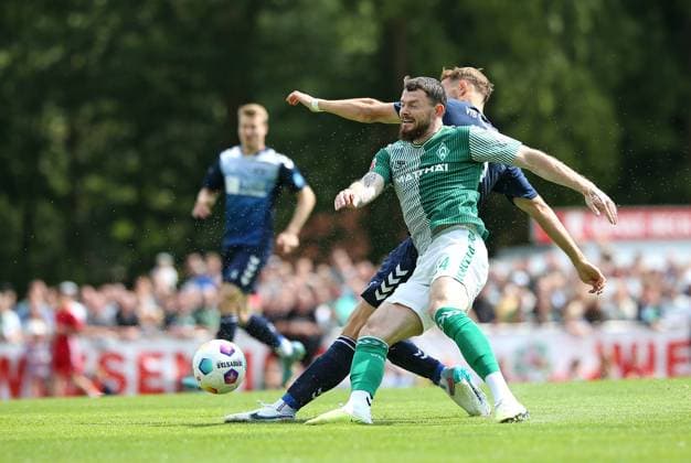 16.07.2023, Fussball Saison 2023 2024, Testspiel, SV Werder Bremen - VfB Oldenburg, im Hössensportzentrum Westerstede. (L-R) Fabian Herbst (VfB Oldenburg) gegen Oliver Burke (Werder Bremen)