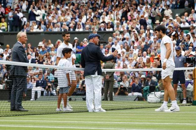 Novak Djokovic und Carlos Alcaraz auf dem Platz beim Muenzwurf, Schiedsrichter Fergus Murphy erklaert die Regeln, gans links Supervisor Gerry Armstrong, Finale, Endspiel Copyright: xJuergenxHasenkopfx