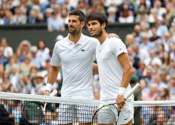 Novak Djokovic und Carlos Alcaraz stehen am Netz und posen fuer ein Foto, Finale, Endspiel Copyright: xJuergenxHasenkopfx