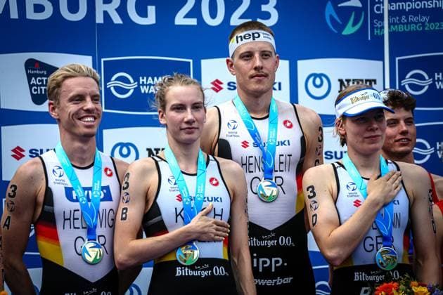Sport Themen der Woche KW28 Sport Bilder des Tages HAMBURG WASSER World Triathlon Relay Championships Hamburg 16.07.23: die deutsche Triathlon Staffel gewinnt in der Besetzung Tim Hellwig, Annika Koch, Simon Henseleit, Laura Lindemann den Weltmeistertitel im Relay Hamburg Rathaus Hamburg Deutschland *** HAMBURG WASSER World Triathlon Relay Championships Hamburg 16 07 23 the German triathlon relay team of Tim Hellwig, Annika Koch, Simon Henseleit, Laura Lindemann wins the world championship title in relay Hamburg City Hall Hamburg Germany IKT_3537