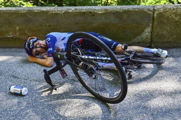 Sport Bilder des Tages Latvian Krists Neilands of Israel-Premier Tech lies injured on the ground during stage 15 of the Tour de France cycling race, from Les Gets Les Portes du Soleil to Saint-Gervais Mont-Blanc (179 km), France, Sunday 16 July 2023. This year s Tour de France takes place from 01 to 23 July 2023. PETExGODING  x70678413x