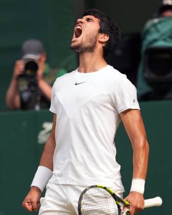 Sport Bilder des Tages Tennis - 2023 Wimbledon Championships - Week Two - Day Fourteen - All England lawn Tennis & Racquet Club, Wimbledon - Sunday 16th Mens singles final - Carlos Alcaraz (ESP) v Novak Djokovic (SRB) Carlos Alcaraz celebrates winning the third set 