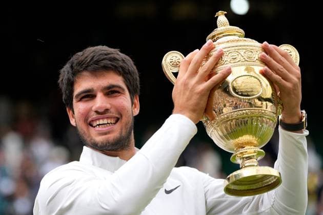 Bilder des Jahres 2023, Sport 07 Juli Sport Themen der Woche KW28 Sport Bilder des Tages Mandatory Credit: Photo by Dave Shopland Shutterstock (14011307jb) Carlos Alcaraz lifts the The Gentlemen s Singles Trophy after victory Wimbledon Tennis Championships, Day 14, The All England Lawn Tennis and Croquet Club, London, UK - 16 Jul 2023 Wimbledon Tennis Championships, Day 14, The All England Lawn Tennis and Croquet Club, London, UK - 16 Jul 2023  Copyright: xDavexShopland Shutterstockx 14011307jb