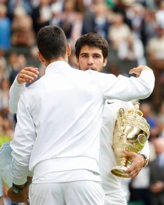 Finalist Novak Djokovic gratuliert dem Sieger Carlos Alcaraz mit dem Pokal, Trophäe, Siegerehrung, Praesentation Copyright: xJuergenxHasenkopfx