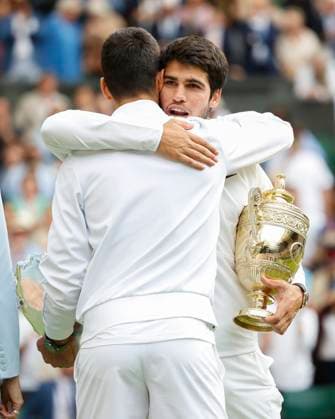 Finalist Novak Djokovic gratuliert dem Sieger Carlos Alcaraz mit dem Pokal, Trophäe, Siegerehrung, Praesentation Copyright: xJuergenxHasenkopfx