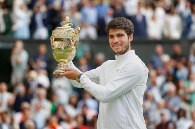 Carlos Alcaraz mit dem Pokal, Trophäe, Siegerehrung, Praesentation Copyright: xJuergenxHasenkopfx