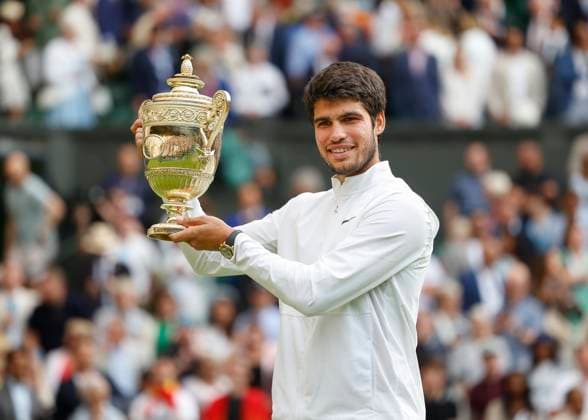 Carlos Alcaraz mit dem Pokal, Trophäe, Siegerehrung, Praesentation Copyright: xJuergenxHasenkopfx