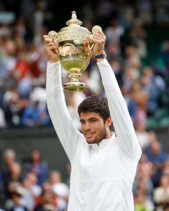 Carlos Alcaraz mit dem Pokal, Trophäe, Siegerehrung, Praesentation Copyright: xJuergenxHasenkopfx
