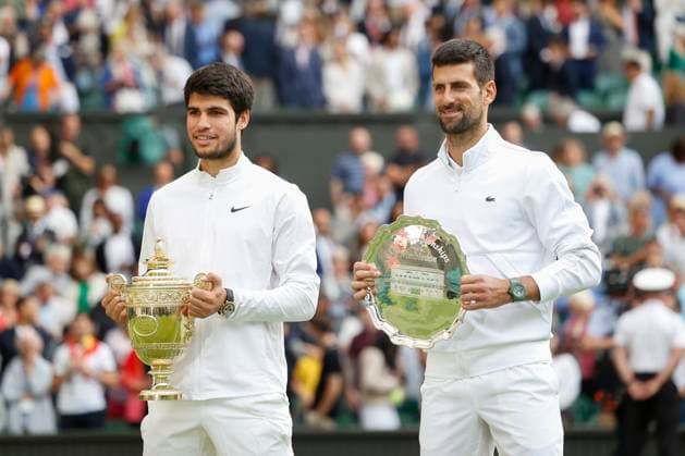 Finalist Novak Djokovic und Sieger Carlos Alcaraz mit dem Pokal, Trophäe, Siegerehrung, Praesentation Copyright: xJuergenxHasenkopfx