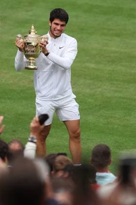 Wimbledon: Day Fourteen 17 July 2023, Wimbledon - Wimbledon Tennis Championships - Day Fourteen - Carlos Alcaraz (ESP) celebrates with the Wimbledon trophy following his Gentlemen s Singles Final victory against Novak Djokovic (SRB) - Photo: Charlotte Wilson Offside. Wimbledon UK Copyright: xCharlottexWilsonx xOffsidexOffside