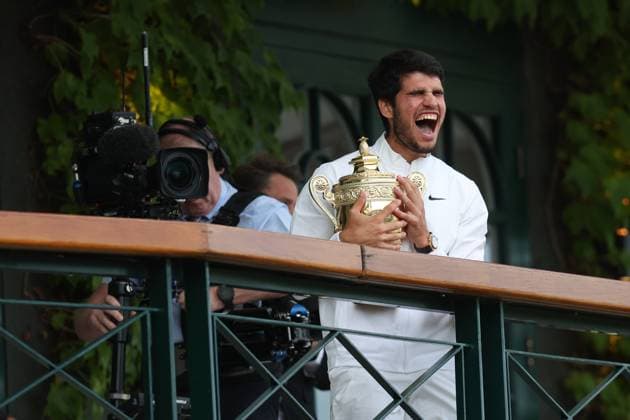 Wimbledon: Day Fourteen 17 July 2023, Wimbledon - Wimbledon Tennis Championships - Day Fourteen - Carlos Alcaraz (ESP) celebrates with the Wimbledon trophy following his Gentlemen s Singles Final victory against Novak Djokovic (SRB) - Photo: Charlotte Wilson Offside. Wimbledon UK Copyright: xCharlottexWilsonx xOffsidexOffside